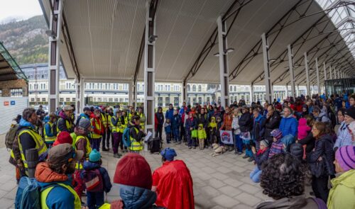 Momentos antes de salir hacia la actividad ambiental. Pablo Vallés (c).